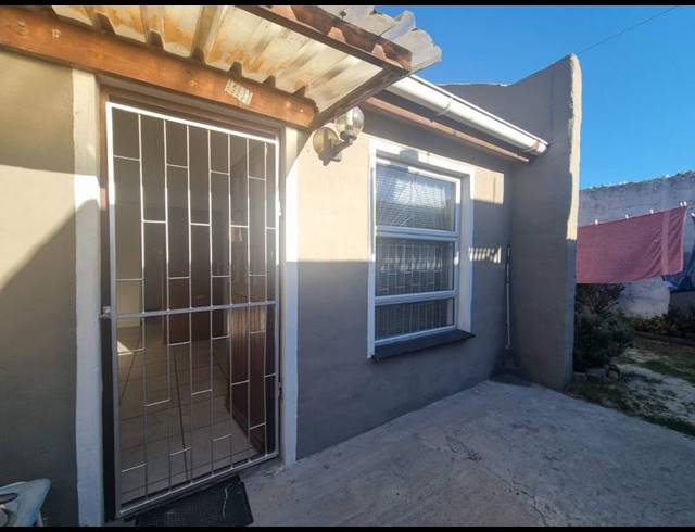 1 BEDROOM PROPERTY TO RENT IN MALIBU VILLAGE